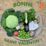 Panier garnis pour la Saint Valentin à la Ferme du Relais à Noailles et à la Ferme de la Nonette à Chantilly avec des produits de saison et des douceurs à partager comme une bouteille de champagne, des petits coeurs, du fromage de Neufchatel, du cressons, du choux, des champignons et des pommes